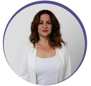 Imagem circular. Mulher morena de cabelos longos. Usa batom vermelho e veste camiseta e blazer branco . Essa é Alessandra Marnie, conselheira e presidente da Comissão Editorial do CRMV-SP.