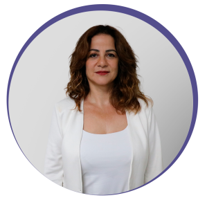 Alessandra_Marnie_Martins_Gomes Imagem circular. Mulher morena de cabelos longos. Usa batom vermelho e veste camiseta e blazer branco . Essa é Alessandra Marnie, conselheira e presidente da Comissão Editorial do CRMV-SP.