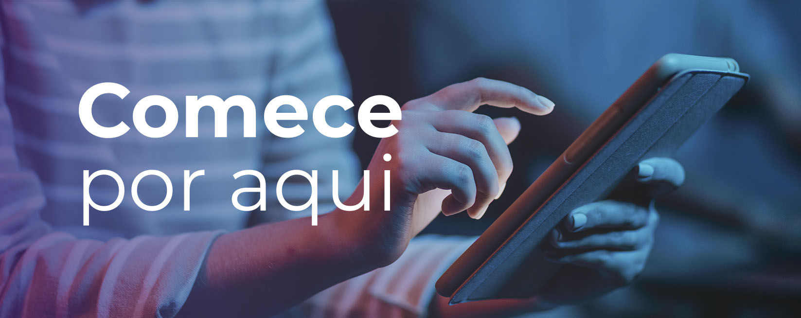 Close nas mãos de uma pessoa segundo um celular. Sobre a imagem está o texto: Comece por aqui.