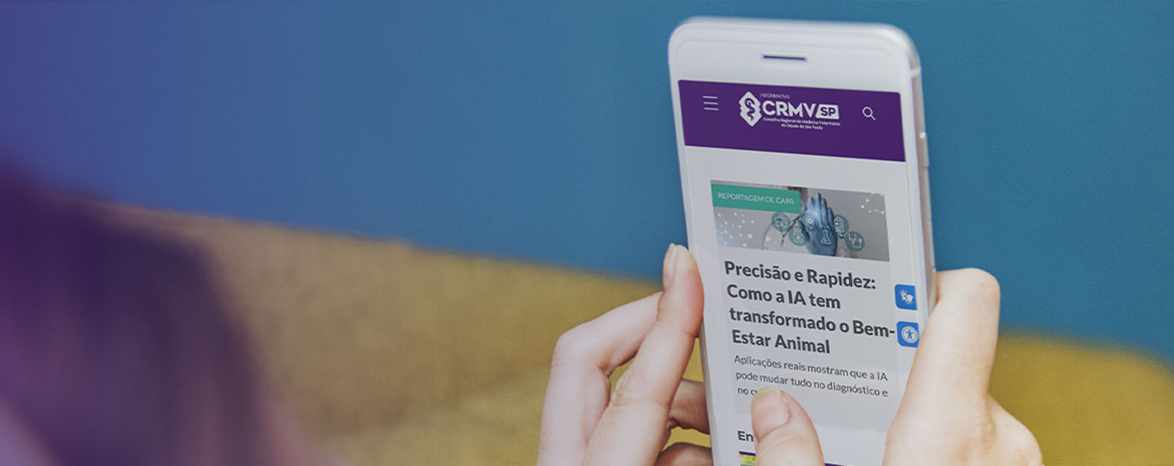 Recorte mostra detalhe de uma pessoa com fones de ouvido segurando um celular em que aparece a página principal do novo informativo digital do CRMV-SP.