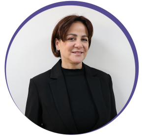 Imagem circular. Mulher morena de cabelos longos. Usa batom vermelho e veste camiseta e blazer branco . Essa é Alessandra Marnie, conselheira e presidente da Comissão Editorial do CRMV-SP.