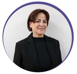 Imagem circular. Mulher morena de cabelos longos. Usa batom vermelho e veste camiseta e blazer branco . Essa é Alessandra Marnie, conselheira e presidente da Comissão Editorial do CRMV-SP.