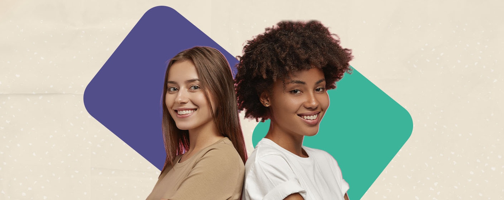 Uma mulher branca de cabelos longos e olhos claros e uma mulher preta de cabelos encaracolados e na altura das orelhas. Ambas sorriem de perfil e estão com as costas encostadas uma na outra. Ao fundo um losango roxo e outro verde.